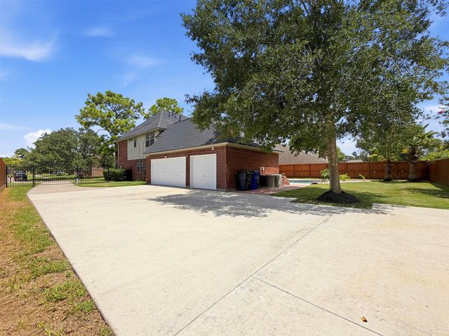 1305 Wilderness Pines Drive, Friendswood, TX 77546