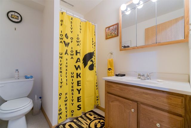 720 Hillview Drive, Fairfax, IA 52228