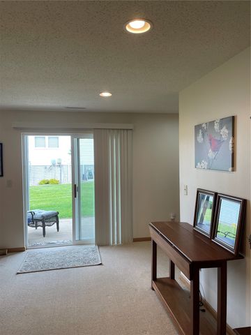 720 Hillview Drive, Fairfax, IA 52228