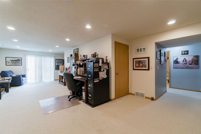 720 Hillview Drive, Fairfax, IA 52228