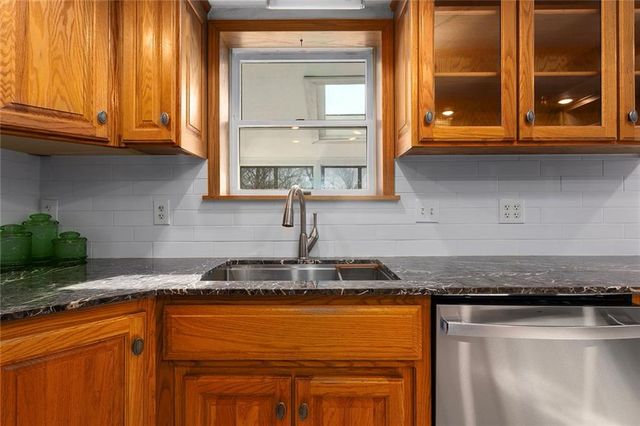 5707 N Robinhood Lane, Kansas City, MO 64151