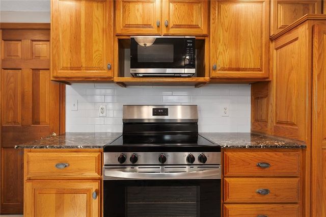 5707 N Robinhood Lane, Kansas City, MO 64151