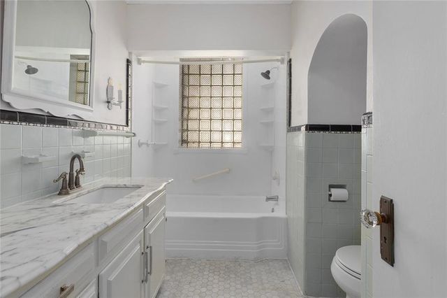 5707 N Robinhood Lane, Kansas City, MO 64151