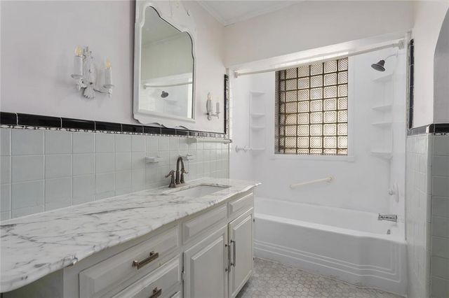 5707 N Robinhood Lane, Kansas City, MO 64151