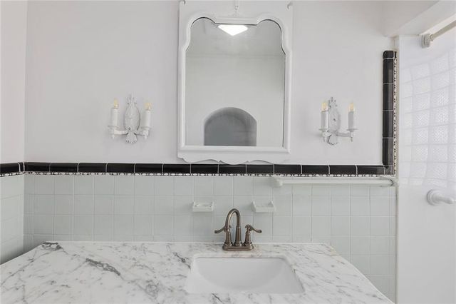 5707 N Robinhood Lane, Kansas City, MO 64151