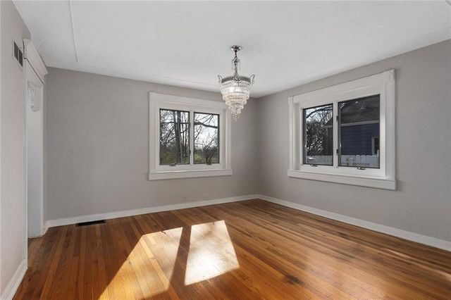 5707 N Robinhood Lane, Kansas City, MO 64151