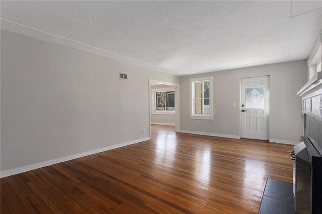 5707 N Robinhood Lane, Kansas City, MO 64151