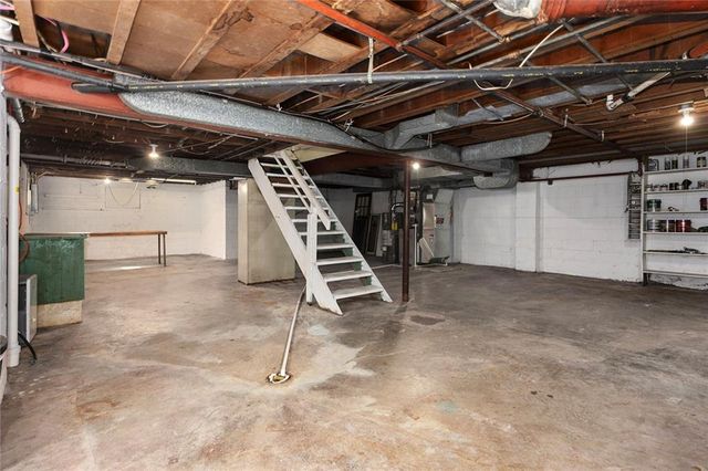 5707 N Robinhood Lane, Kansas City, MO 64151