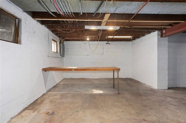 5707 N Robinhood Lane, Kansas City, MO 64151