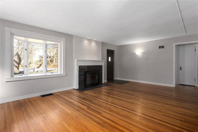 5707 N Robinhood Lane, Kansas City, MO 64151