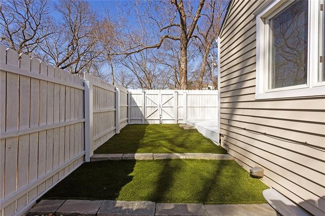 5707 N Robinhood Lane, Kansas City, MO 64151