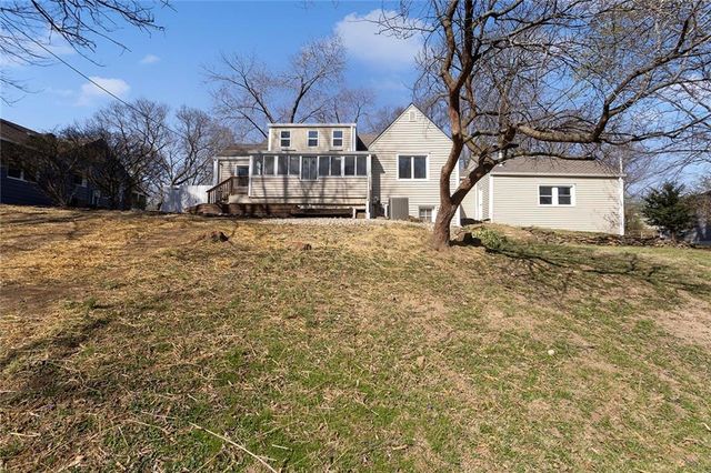 5707 N Robinhood Lane, Kansas City, MO 64151