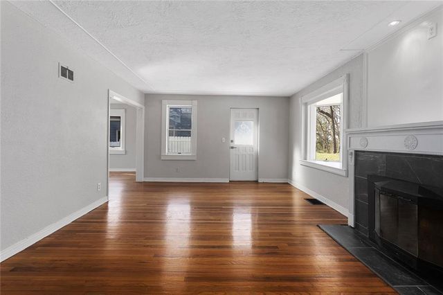 5707 N Robinhood Lane, Kansas City, MO 64151