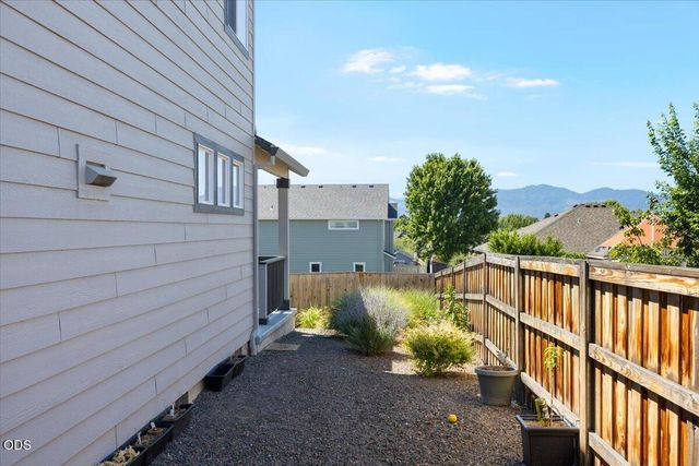 1626 Dragon Tail Place, Medford, OR 97504