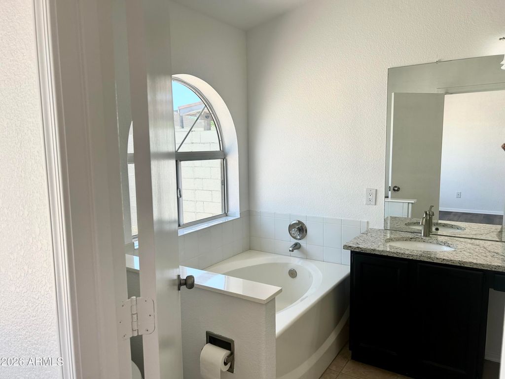 Image 11 of property listing at 108 W Behrend Drive, Phoenix, AZ 85027