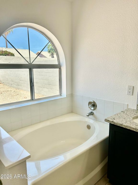 Image 13 of property listing at 108 W Behrend Drive, Phoenix, AZ 85027