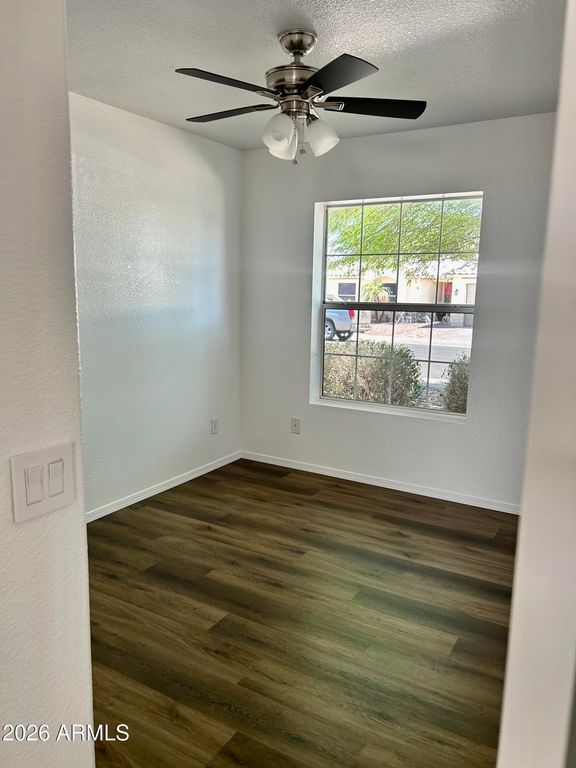 Image 14 of property listing at 108 W Behrend Drive, Phoenix, AZ 85027