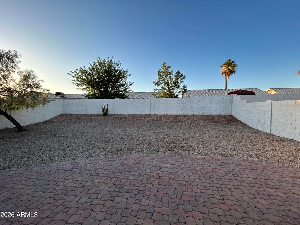 Image 25 of property listing at 108 W Behrend Drive, Phoenix, AZ 85027