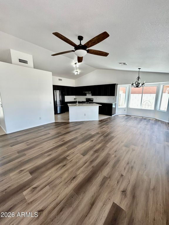 Image 4 of property listing at 108 W Behrend Drive, Phoenix, AZ 85027