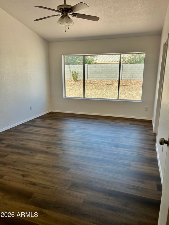 Image 7 of property listing at 108 W Behrend Drive, Phoenix, AZ 85027