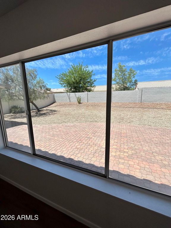 Image 9 of property listing at 108 W Behrend Drive, Phoenix, AZ 85027