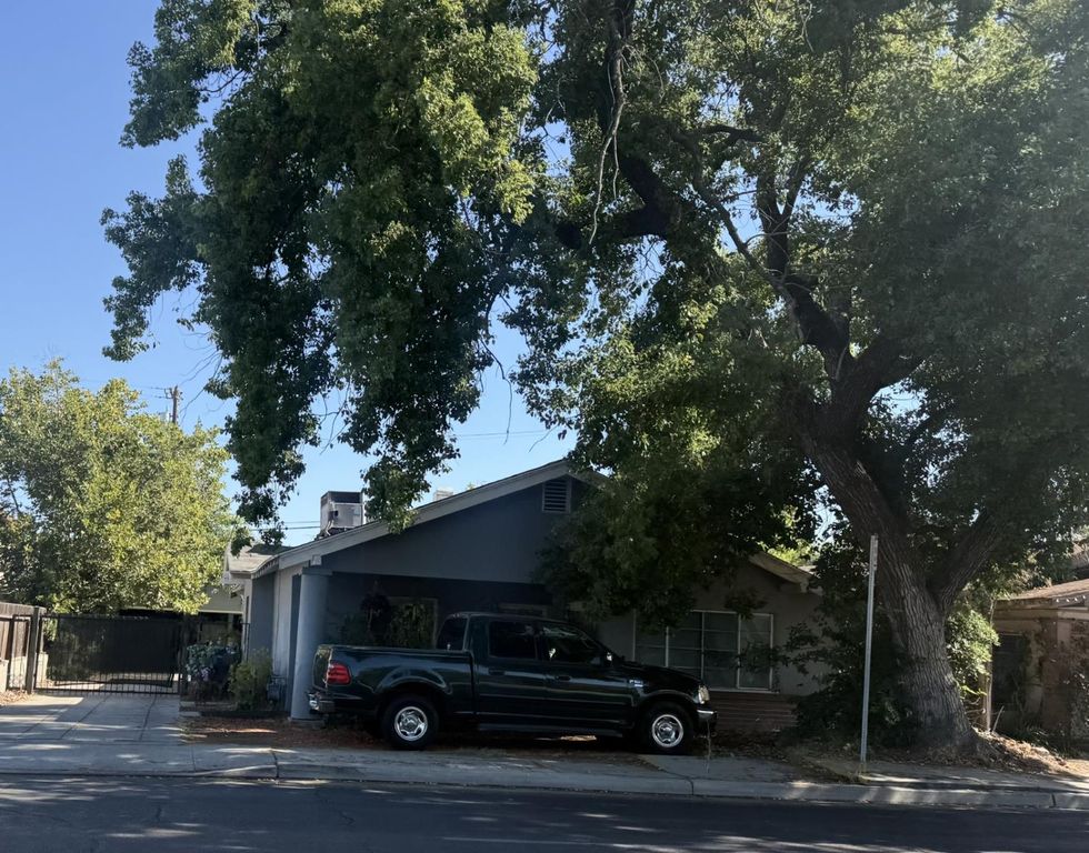 827 E Clinton Avenue, Fresno, CA 93704