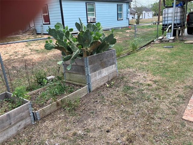 1010 Harlem, El Campo, TX 77437