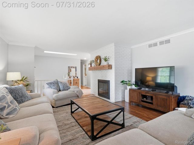138 Aintree Road, Oakland Charter Township, MI 48306