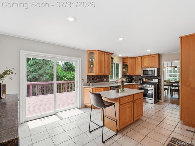 138 Aintree Road, Oakland Charter Township, MI 48306