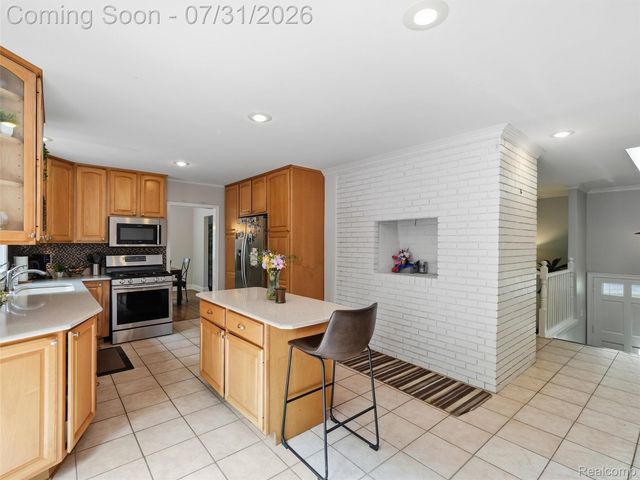 138 Aintree Road, Oakland Charter Township, MI 48306