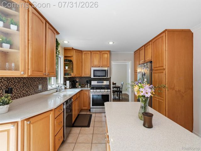 138 Aintree Road, Oakland Charter Township, MI 48306