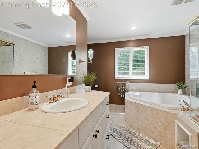 138 Aintree Road, Oakland Charter Township, MI 48306