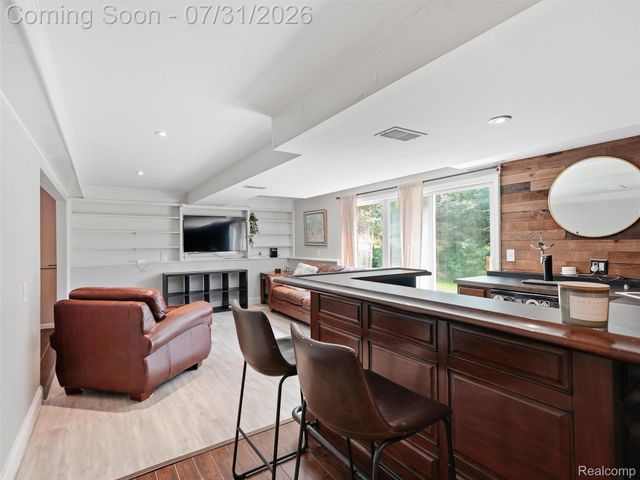 138 Aintree Road, Oakland Charter Township, MI 48306