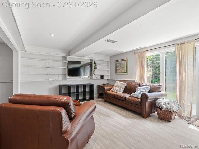 138 Aintree Road, Oakland Charter Township, MI 48306