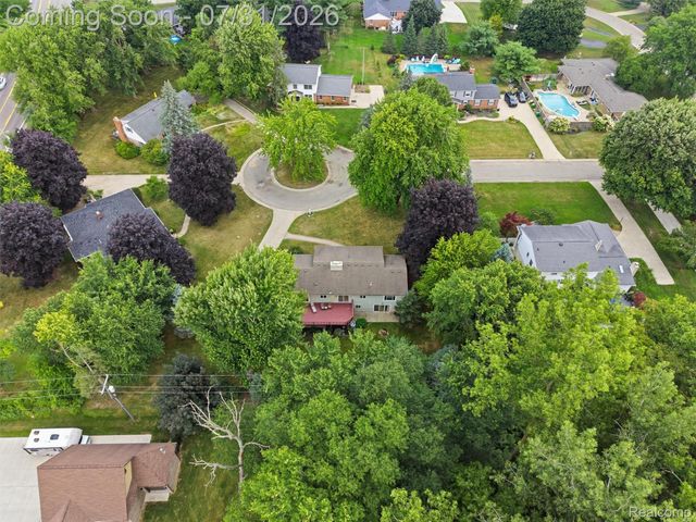 138 Aintree Road, Oakland Charter Township, MI 48306
