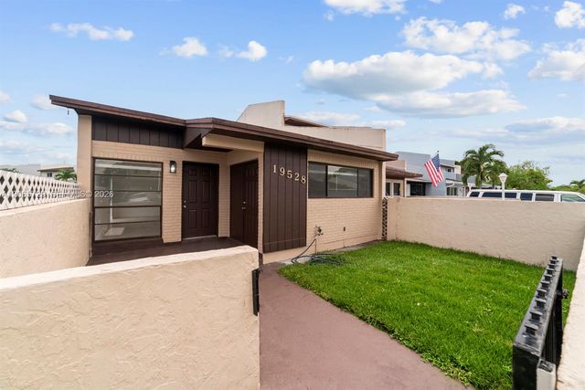 19528 NW 55th Cir Place 19528, Miami Gardens, FL 33055