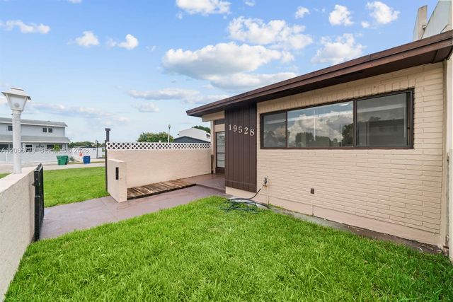 19528 NW 55th Cir Place 19528, Miami Gardens, FL 33055