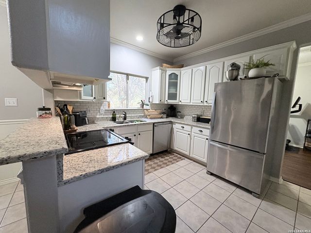 611 Midnight Dr, San Antonio, TX 78260