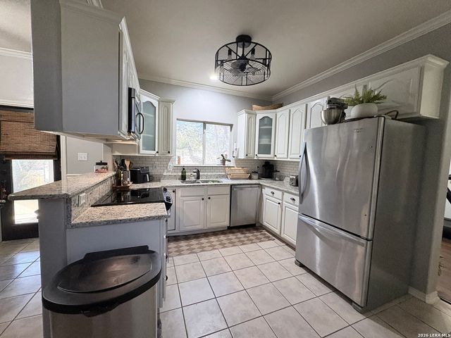 611 Midnight Dr, San Antonio, TX 78260