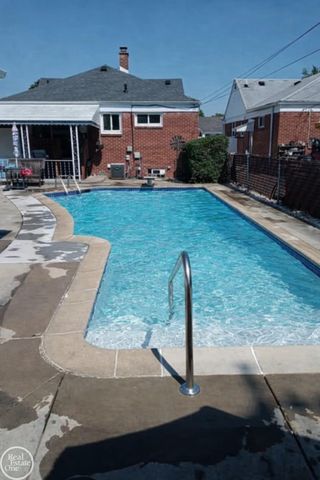 23051 Saxony Street, Eastpointe, MI 48021