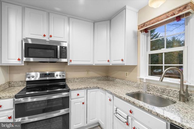 2048 PIERIS CT, Vienna, VA 22182