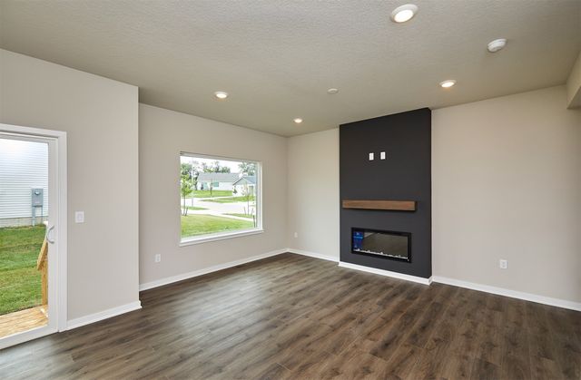 4427 Honey Bee Ridge, Des Moines, IA 50317