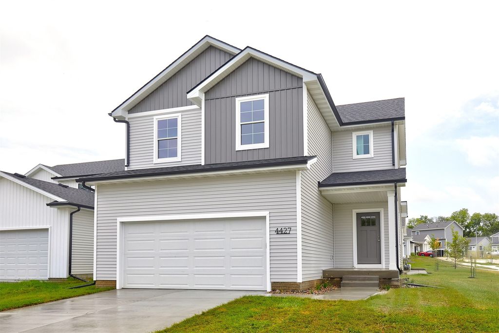 4427 Honey Bee Ridge, Des Moines, IA 50317
