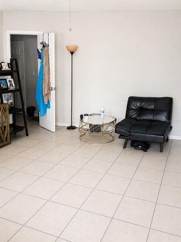 712 N CASTLE COURT, Tampa, FL 33612