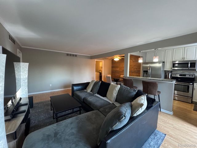 1021 Country Club Drive 23, St. Clair Shores, MI 48082