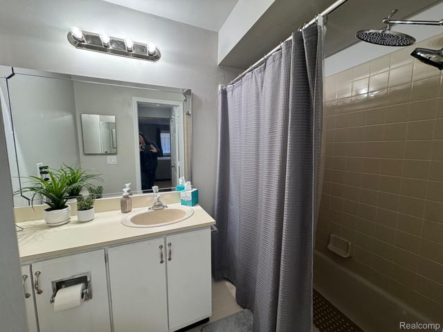 1021 Country Club Drive 23, St. Clair Shores, MI 48082