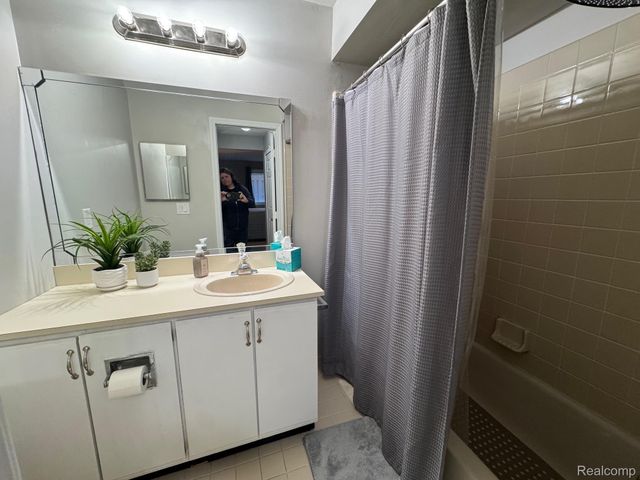 1021 Country Club Drive 23, St. Clair Shores, MI 48082