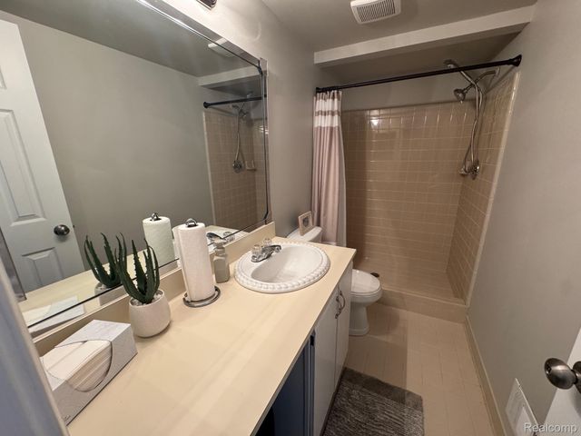 1021 Country Club Drive 23, St. Clair Shores, MI 48082