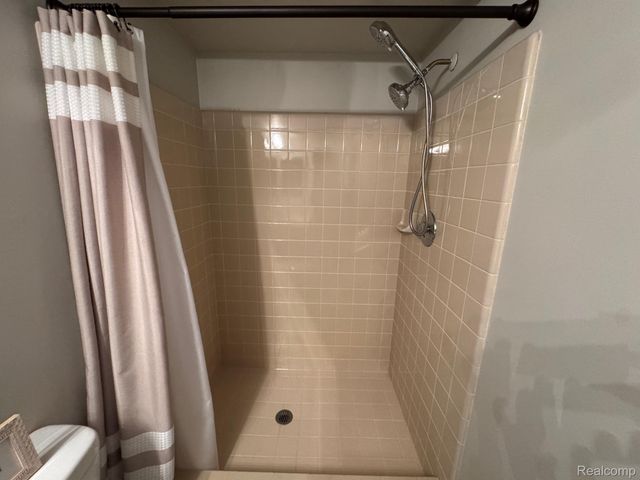 1021 Country Club Drive 23, St. Clair Shores, MI 48082