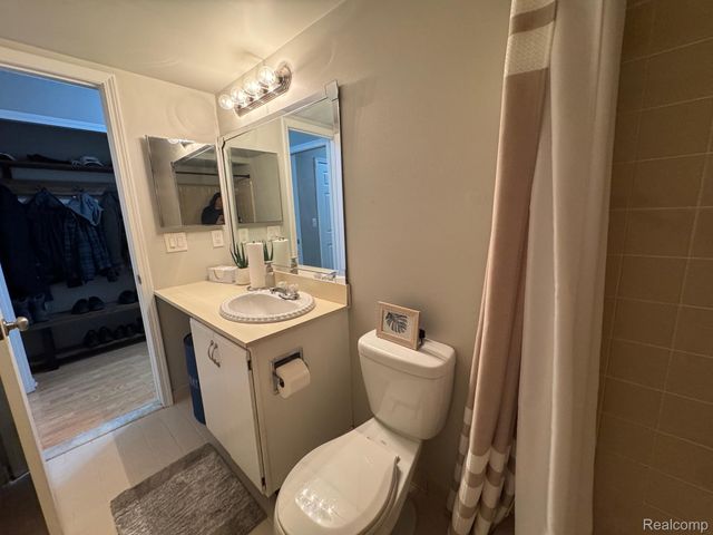 1021 Country Club Drive 23, St. Clair Shores, MI 48082